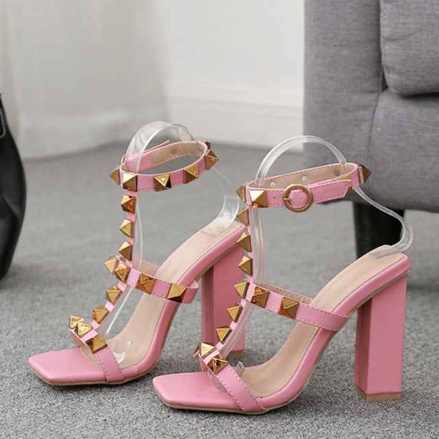 Women's Fashion High HeelsDealsexpress.shopDealsexpress.shopFashion High HeelsSpecifications:
Heel Type: Square Heels
Heel Height: Super High (8cm-up)
Toe Shape: Square Toe
Pattern Type: Solid
Upper Material: PU
Lining Material: PU
Insole Mate